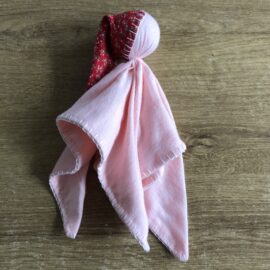 Roze Poppelotje met rood mutsje